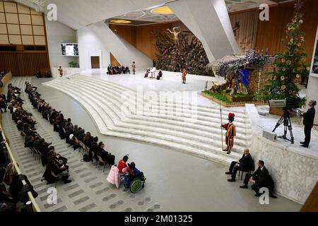 Vatikan, Vatikan. 03.. Dezember 2022. Italien, Rom, Vatikan, 22/12/3 Papst Franziskus trifft sich mit den Spendern des Weihnachtsbaums und der Geburtsszene im Vatikan, Foto der Vatikanischen Medien/katholisches Pressefoto. BESCHRÄNKT AUF REDAKTIONELLE VERWENDUNG - KEIN MARKETING - KEINE WERBEKAMPAGNEN Kredit: Independent Photo Agency/Alamy Live News Stockfoto