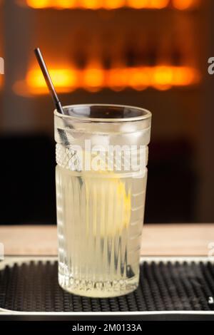 Weißer, frischer, exotischer alkoholischer Cocktail mit Birne und Eis in der Bar. Alkoholfreies Getränk mit Eis auf dem Bartisch. Speicherplatz kopieren Stockfoto