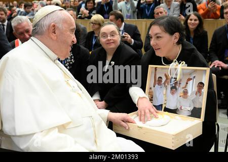 Vatikan, Vatikan. 03.. Dezember 2022. Italien, Rom, Vatikan, 22/12/3 Papst Franziskus trifft sich mit den Spendern des Weihnachtsbaums und der Geburtsszene im Vatikan, Foto der Vatikanischen Medien/katholisches Pressefoto. BESCHRÄNKT AUF REDAKTIONELLE VERWENDUNG - KEIN MARKETING - KEINE WERBEKAMPAGNEN Kredit: Independent Photo Agency/Alamy Live News Stockfoto