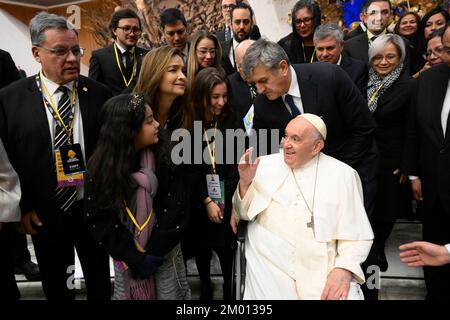 Vatikan, Vatikan. 03.. Dezember 2022. Italien, Rom, Vatikan, 22/12/3 Papst Franziskus trifft sich mit den Spendern des Weihnachtsbaums und der Geburtsszene im Vatikan, Foto der Vatikanischen Medien/katholisches Pressefoto. BESCHRÄNKT AUF REDAKTIONELLE VERWENDUNG - KEIN MARKETING - KEINE WERBEKAMPAGNEN Kredit: Independent Photo Agency/Alamy Live News Stockfoto