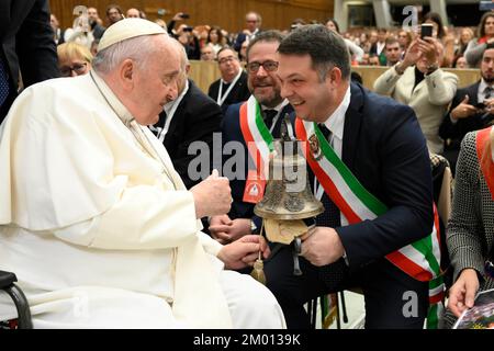 Vatikan, Vatikan. 03.. Dezember 2022. Italien, Rom, Vatikan, 22/12/3 Papst Franziskus trifft sich mit den Spendern des Weihnachtsbaums und der Geburtsszene im Vatikan, Foto der Vatikanischen Medien/katholisches Pressefoto. BESCHRÄNKT AUF REDAKTIONELLE VERWENDUNG - KEIN MARKETING - KEINE WERBEKAMPAGNEN Kredit: Independent Photo Agency/Alamy Live News Stockfoto