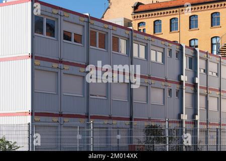 Bürocontainer auf mehreren Etagen Stockfoto