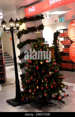 Kopenhagen/Dänemark/03. Dezember 2022/Coca Cola santa claus House and Event Stand in Magazinje du nord in der dänischen Hauptstadt (Foto: Francis Dean/Dean Pictures) Stockfoto