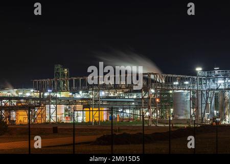 Teilansicht der Chemiefabrik bei Nacht Stockfoto