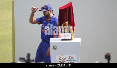 Hauptmann des indischen Teams Cricket Rohit Sharma bei der Enthüllung der Trophäe der Toyam Sports Limited ODI Series im Sher-e-Bangla Nationalstadion in Stockfoto