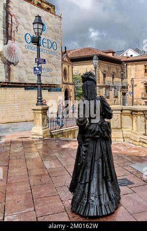 Oviedo, Spanien - 3. Dezember 2022: Plaza de Alfonso II. Die Keusche mit der Skulptur La Regenta mit dem Rücken zum Bildhauer Mauro Alvarez Fernande Stockfoto