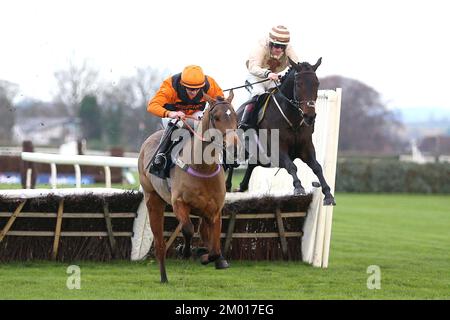 Broadway Boy geritten von Jockey Sam Twiston-Davies (rechts) auf dem Weg zum Sieg der Boylesports Best Odds Garantied on Racing Novices' Handicap Hürdle mit Brandy McQueen geritten von Jockey Craig Nichol Second während des Boylesports Becher Chase Day auf der Aintree Racecourse, Merseyside. Foto: Samstag, 3. Dezember 2022. Stockfoto