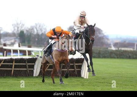 Broadway Boy geritten von Jockey Sam Twiston-Davies (rechts) auf dem Weg zum Sieg der Boylesports Best Odds Garantied on Racing Novices' Handicap Hürdle mit Brandy McQueen geritten von Jockey Craig Nichol Second während des Boylesports Becher Chase Day auf der Aintree Racecourse, Merseyside. Foto: Samstag, 3. Dezember 2022. Stockfoto