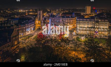 Harrogate, Großbritannien. 02.. Dezember 2022. Big Wheel im Zentrum von Harrogate zu Beginn der Festtage in Harrogate, North Yorkshire, Großbritannien. 2. Dezember 2022 Harrogate, North Yorkshire, Großbritannien. Kredit: Catch Light Photography Limited/Alamy Live News Kredit: Catch Light Photography Limited/Alamy Live News Stockfoto