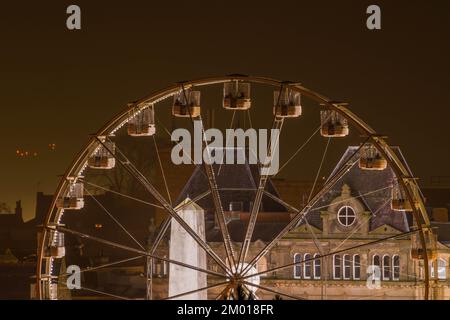 Harrogate, Großbritannien. 02.. Dezember 2022. Big Wheel im Zentrum von Harrogate zu Beginn der Festtage in Harrogate, North Yorkshire, Großbritannien. 2. Dezember 2022 Harrogate, North Yorkshire, Großbritannien. Kredit: Catch Light Photography Limited/Alamy Live News Kredit: Catch Light Photography Limited/Alamy Live News Stockfoto