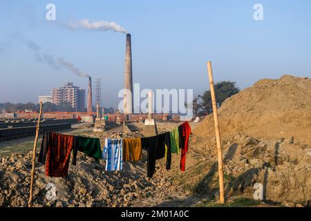 Dhaka, Dhaka, Bangladesch. 3.. Dezember 2022. Am 3. Dezember 2022 kam Rauch aus dem Ofen auf einem Ziegelfeld am Stadtrand von Dhaka, Bangladesch. (Kreditbild: © Abu Sufian Jewel/ZUMA Press Wire) Stockfoto