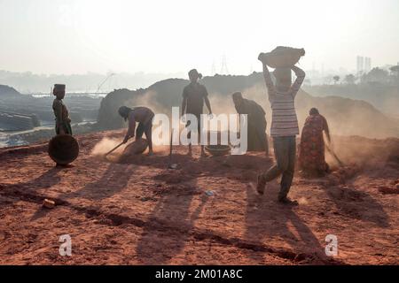 Dhaka, Dhaka, Bangladesch. 3.. Dezember 2022. Saisonarbeitnehmer arbeiten am 3. Dezember 2022 in einer ungesunden Umgebung auf einem Ziegelsteinfeld in Dhaka, Bangladesch. (Kreditbild: © Abu Sufian Jewel/ZUMA Press Wire) Stockfoto