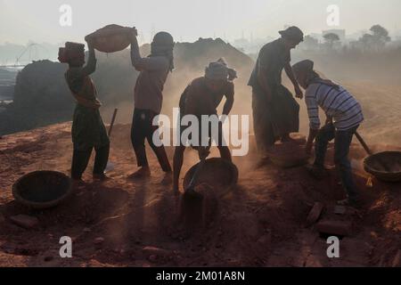 Dhaka, Dhaka, Bangladesch. 3.. Dezember 2022. Saisonarbeitnehmer arbeiten am 3. Dezember 2022 in einer ungesunden Umgebung auf einem Ziegelsteinfeld in Dhaka, Bangladesch. (Kreditbild: © Abu Sufian Jewel/ZUMA Press Wire) Stockfoto
