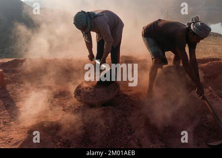Dhaka, Dhaka, Bangladesch. 3.. Dezember 2022. Saisonarbeitnehmer arbeiten am 3. Dezember 2022 in einer ungesunden Umgebung auf einem Ziegelsteinfeld in Dhaka, Bangladesch. (Kreditbild: © Abu Sufian Jewel/ZUMA Press Wire) Stockfoto