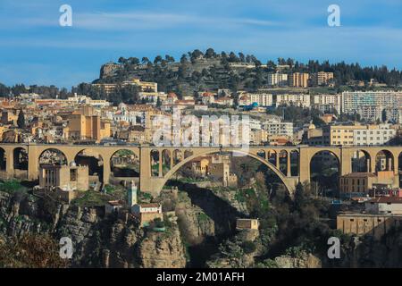 Luftaufnahme zum Sidi Rached Viadukt, der Rhummel-Schluchten überquert und mit dem Konstantiner Stadtzentrum, Algerien, verbunden ist Stockfoto