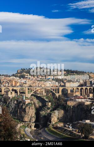 Luftaufnahme zum Sidi Rached Viadukt, der Rhummel-Schluchten überquert und mit dem Konstantiner Stadtzentrum, Algerien, verbunden ist Stockfoto