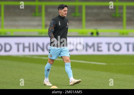 Nailsworth, Großbritannien. 03.. Dezember 2022. George Williams #2 von Cambridge United The Sky Bet League 1 Spiel Forest Green Rovers vs Cambridge United at the New Lawn, Nailsworth, Großbritannien, 3.. Dezember 2022 (Foto von Gareth Evans/News Images) in Nailsworth, Großbritannien, am 12./3. Dezember 2022. (Foto: Gareth Evans/News Images/Sipa USA) Guthaben: SIPA USA/Alamy Live News Stockfoto