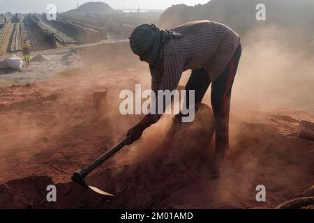Dhaka, Dhaka, Bangladesch. 3.. Dezember 2022. Saisonarbeitnehmer arbeiten am 3. Dezember 2022 in einer ungesunden Umgebung auf einem Ziegelsteinfeld in Dhaka, Bangladesch. (Kreditbild: © Abu Sufian Jewel/ZUMA Press Wire) Stockfoto