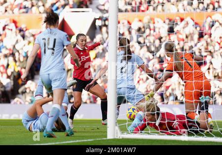 Katie Zelem von Manchester United erzielt beim Barclays Women's Super League-Spiel in Old Trafford, Manchester, das erste Tor seiner Mannschaft. Foto: Samstag, 3. Dezember 2022. Stockfoto