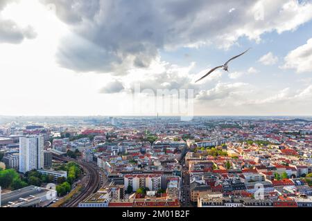 Die Berliner Dächer, wunderschönes sonniges Panorama, Deutschland Stockfoto