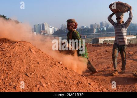 Dhaka, Dhaka, Bangladesch. 3.. Dezember 2022. Saisonarbeitnehmer arbeiten am 3. Dezember 2022 in einer ungesunden Umgebung auf einem Ziegelsteinfeld in Dhaka, Bangladesch. (Kreditbild: © Abu Sufian Jewel/ZUMA Press Wire) Stockfoto