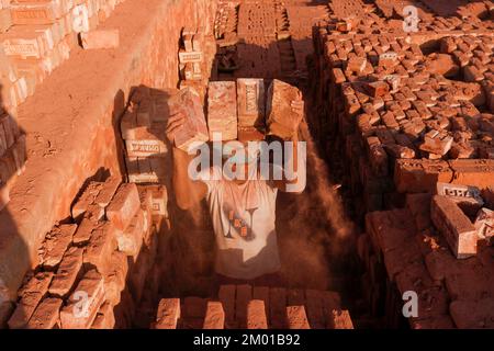 Dhaka, Dhaka, Bangladesch. 3.. Dezember 2022. Saisonarbeitnehmer arbeiten am 3. Dezember 2022 in einer ungesunden Umgebung auf einem Ziegelsteinfeld in Dhaka, Bangladesch. (Kreditbild: © Abu Sufian Jewel/ZUMA Press Wire) Stockfoto