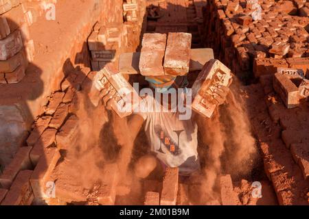 Dhaka, Dhaka, Bangladesch. 3.. Dezember 2022. Saisonarbeitnehmer arbeiten am 3. Dezember 2022 in einer ungesunden Umgebung auf einem Ziegelsteinfeld in Dhaka, Bangladesch. (Kreditbild: © Abu Sufian Jewel/ZUMA Press Wire) Stockfoto