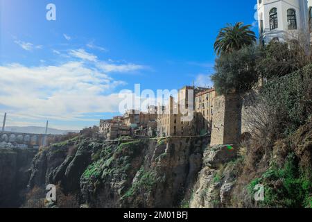 Luftaufnahme zum Sidi Rached Viadukt, der Rhummel-Schluchten überquert und mit dem Konstantiner Stadtzentrum, Algerien, verbunden ist Stockfoto