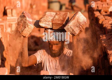 Dhaka, Dhaka, Bangladesch. 3.. Dezember 2022. Saisonarbeitnehmer arbeiten am 3. Dezember 2022 in einer ungesunden Umgebung auf einem Ziegelsteinfeld in Dhaka, Bangladesch. (Kreditbild: © Abu Sufian Jewel/ZUMA Press Wire) Stockfoto