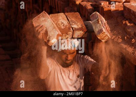 Dhaka, Dhaka, Bangladesch. 3.. Dezember 2022. Saisonarbeitnehmer arbeiten am 3. Dezember 2022 in einer ungesunden Umgebung auf einem Ziegelsteinfeld in Dhaka, Bangladesch. (Kreditbild: © Abu Sufian Jewel/ZUMA Press Wire) Stockfoto