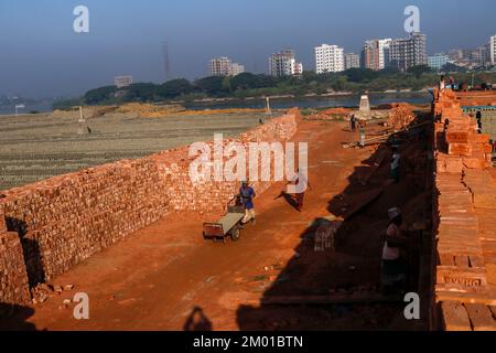 Dhaka, Dhaka, Bangladesch. 3.. Dezember 2022. Saisonarbeitnehmer arbeiten am 3. Dezember 2022 in einer ungesunden Umgebung auf einem Ziegelsteinfeld in Dhaka, Bangladesch. (Kreditbild: © Abu Sufian Jewel/ZUMA Press Wire) Stockfoto