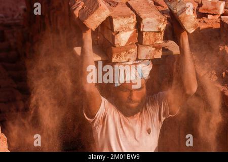 Dhaka, Dhaka, Bangladesch. 3.. Dezember 2022. Saisonarbeitnehmer arbeiten am 3. Dezember 2022 in einer ungesunden Umgebung auf einem Ziegelsteinfeld in Dhaka, Bangladesch. (Kreditbild: © Abu Sufian Jewel/ZUMA Press Wire) Stockfoto