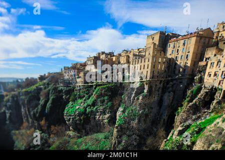 Luftaufnahme zum Sidi Rached Viadukt, der Rhummel-Schluchten überquert und mit dem Konstantiner Stadtzentrum, Algerien, verbunden ist Stockfoto