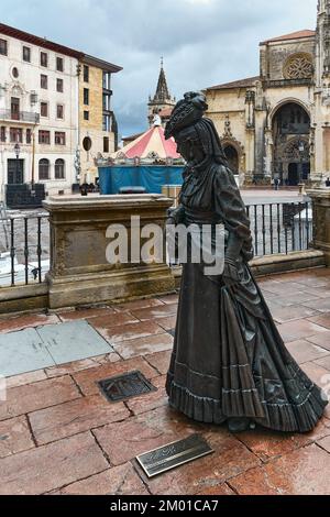 Oviedo, Spanien - 3. Dezember 2022: Alfonso II. Der keusche Platz mit der Skulptur von La Regenta auf der Seite des Bildhauers Mauro Alvarez Fern andez, auf A Stockfoto