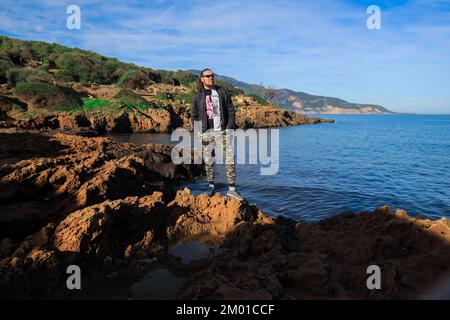 Weißer Tourist, der mit einer alten Brücke posiert, Sidi Rached in Konstantine, Algerien Stockfoto