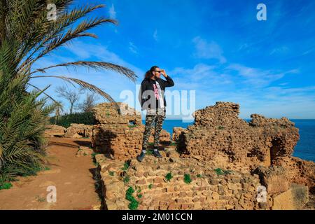 Weißer Tourist, der mit einer alten Brücke posiert, Sidi Rached in Konstantine, Algerien Stockfoto