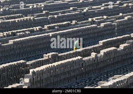 Dhaka, Dhaka, Bangladesch. 3.. Dezember 2022. Saisonarbeitnehmer arbeiten am 3. Dezember 2022 in einer ungesunden Umgebung auf einem Ziegelsteinfeld in Dhaka, Bangladesch. (Kreditbild: © Abu Sufian Jewel/ZUMA Press Wire) Stockfoto