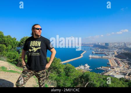 Weißer Tourist, der mit einer alten Brücke posiert, Sidi Rached in Konstantine, Algerien Stockfoto
