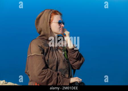 Weißer Tourist, der mit einer alten Brücke posiert, Sidi Rached in Konstantine, Algerien Stockfoto