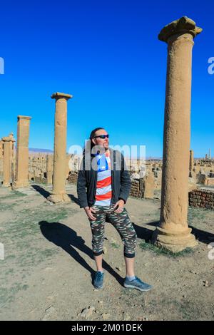Weißer Tourist, der mit einer alten Brücke posiert, Sidi Rached in Konstantine, Algerien Stockfoto