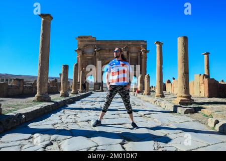Weißer Tourist, der mit einer alten Brücke posiert, Sidi Rached in Konstantine, Algerien Stockfoto