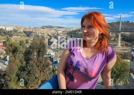 Weißer Tourist, der mit einer alten Brücke posiert, Sidi Rached in Konstantine, Algerien Stockfoto