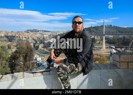 Weißer Tourist, der mit einer alten Brücke posiert, Sidi Rached in Konstantine, Algerien Stockfoto
