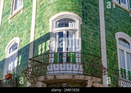 Grünes Ziegelgebäude auf dem Platz Luis de Camoes im historischen Zentrum der Stadt Lagos an der Algarve, Portugal. Stockfoto