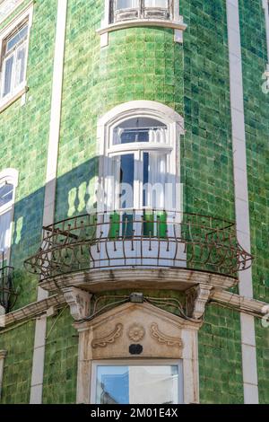 Grünes Ziegelgebäude auf dem Platz Luis de Camoes im historischen Zentrum der Stadt Lagos an der Algarve, Portugal. Stockfoto