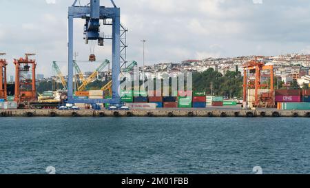 Hafen von Haydarpasa. Hafen von Hardarpasa in Istanbul. Handel mit Waren im Ausland über Handelsschiffe. Import/Export-Konzept. Istanbul, Türkei, 3. Dezember 2022 Stockfoto