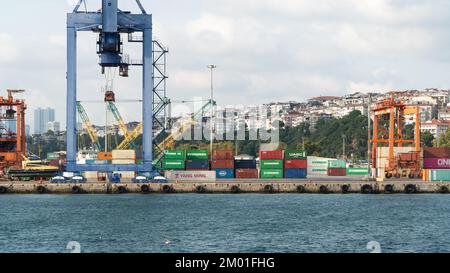 Hafen von Haydarpasa. Hafen von Hardarpasa in Istanbul. Handel mit Waren im Ausland über Handelsschiffe. Import/Export-Konzept. Istanbul, Türkei, 3. Dezember 2022 Stockfoto