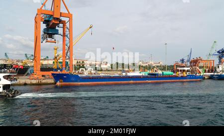 Hafen von Haydarpasa. Hafen von Hardarpasa in Istanbul. Handel mit Waren im Ausland über Handelsschiffe. Import/Export-Konzept. Istanbul, Türkei, 3. Dezember 2022 Stockfoto