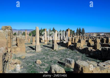 Blick auf die Ruinen der antiken römischen Stadt Timgad, auch bekannt als Marciana Traiana Thamugadi im Aures-Gebirge, Algerien Stockfoto