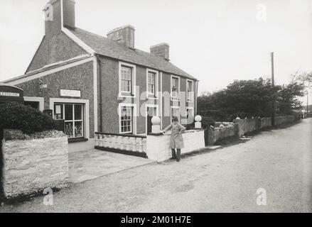 Oldtimer-Foto - 1938 - Telefonzelle und Postamt, Morfa Bychan, Gwynedd, Nordwales Stockfoto